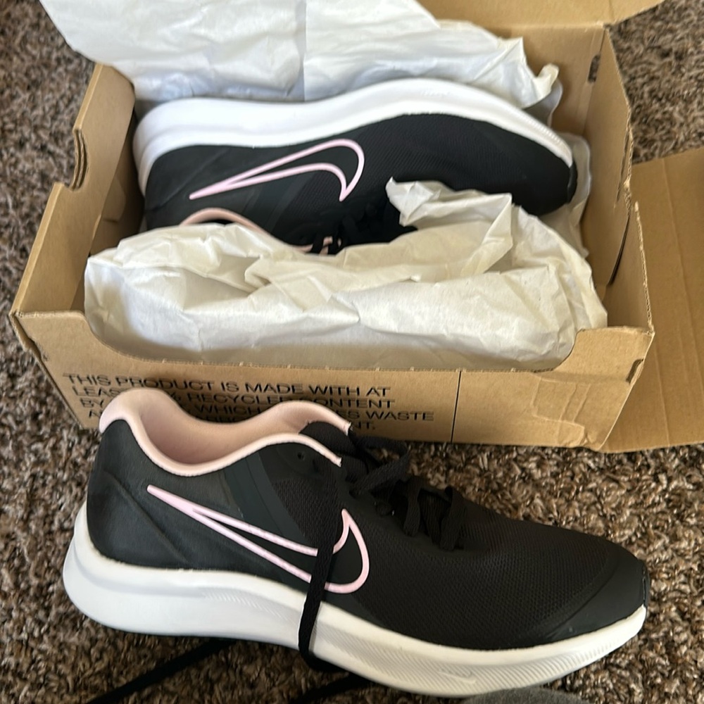 Black and pink Nikes star runner
